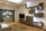 2748 - Il soggiorno Side System in offerta è caratterizzato dalle mensole a 'S' con ante scorrevoli e dalle luci a Led posizionate lungo i fianchi, che danno forma alla composizione stessa oltre che a donare atmosfera.
Le ante, impiallacciate su un supporto in metallo, sono scorrevoli grazie a guide inserite all'interno delle mensole.
Il porta Tv Flag è laccato e, appoggiandosi direttamente sulla base, permette la canalizzazione dei cavi nascondendoli. Inoltre, grazie al braccio orientabile, è possibile ruotare il televisore per portarlo nella posizione più comoda.
Side System - Kaki