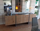 2868 - La credenza Recta in prezzo affare è caratterizzata dai contrasti cromatici tra i frontali e le spalle di forte spessore che fungono anche da basamento.
Completa nel suo insieme è realizzata con tre cassetti nella parte centrale per poter riporre posate e tovaglie, mentre lateralmente troviamo due ante per piatti e bicchieri.
Di grande servizio per una zona pranzo, quindi nelle vicinanze di un tavolo, dove è possibile avere tutto a portata di mano.
Credenza Recta