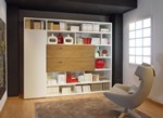 473 - La composizione libreria Modo arreda con gusto ed eleganza la zona living/studio, fornendo risposte coerenti con le esigenze abitative contemporanee, sempre
più orientate all'incremento di funzionalità,
proponendo numerosi elementi dedicati.
A questo proposito la libreria presenta la ribalta-scrivania collocata ergonomicamente a 750 mm da terra, appesa alla struttura con un sottile filo d'acciaio
fissato a una piastra metallica a sua volta integrata nello
spessore dell'anta.
La composizione Modo non è solo adibita ad uso studio e libreria, ma cela un'ulteriore ed inaspettata peculiarità: l'anta a sinistra, dotata di push pull altro non è che un guardaroba estraibile a scomparsa che permette di appendere giacche e riporre vestiti e calzature.
Modo sfrutta così la massimo le potenzialità del mobile living che si rivela particolarmente utile in tutte quelle soluzioni abitative dov'è necessario ottimizzare al meglio lo spazio.
Modo