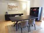 682 - La madia Recta in prezzo affare è caratterizzata da spalle di forte spessore, utilizzate anche come basamento in contrasto con le ante in Rovere Antico.
Una madia completa di frontali che permettono un po' di contenimento. L'anta va ribalta centrale può essere utilizzata anche una piccola zona bar. Mentre, le ante laterali hanno un'apertura di quasi 180º.
Madia Recta