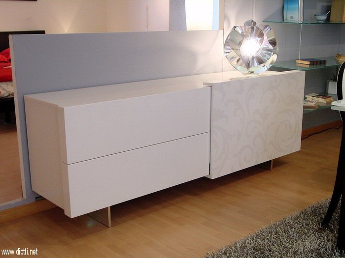 Lodge-credenza-laccata-scorrevole-serigrafata-chiusa-big