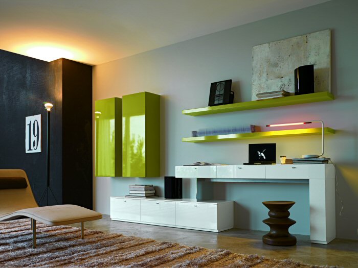 Bunte-Wohnzimmer-Design-mit-minimalistischen-weißen-und-gelben-Wand-gehängt-Wohnzimmermöbel