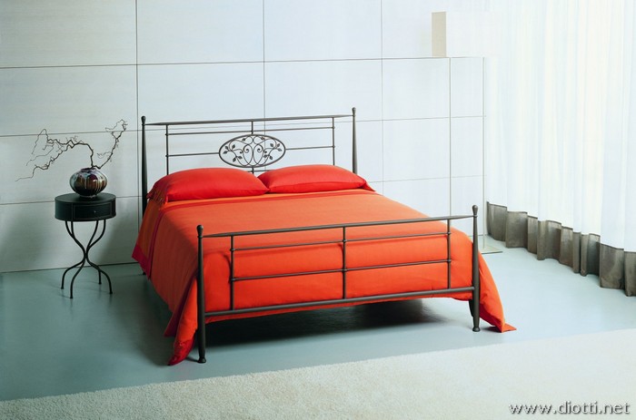Elfo wrought iron canopy bed