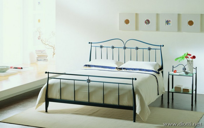 Murano iron bed glass details