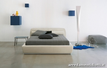 Il letto tessile Ren�e con basamento in metallo in finitura alluminio spazzolato ben si presta al colore bianco che ne esalta il design moderno.