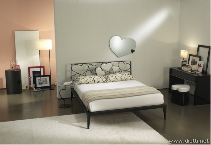 Amor Diletto iron bed leather hearts