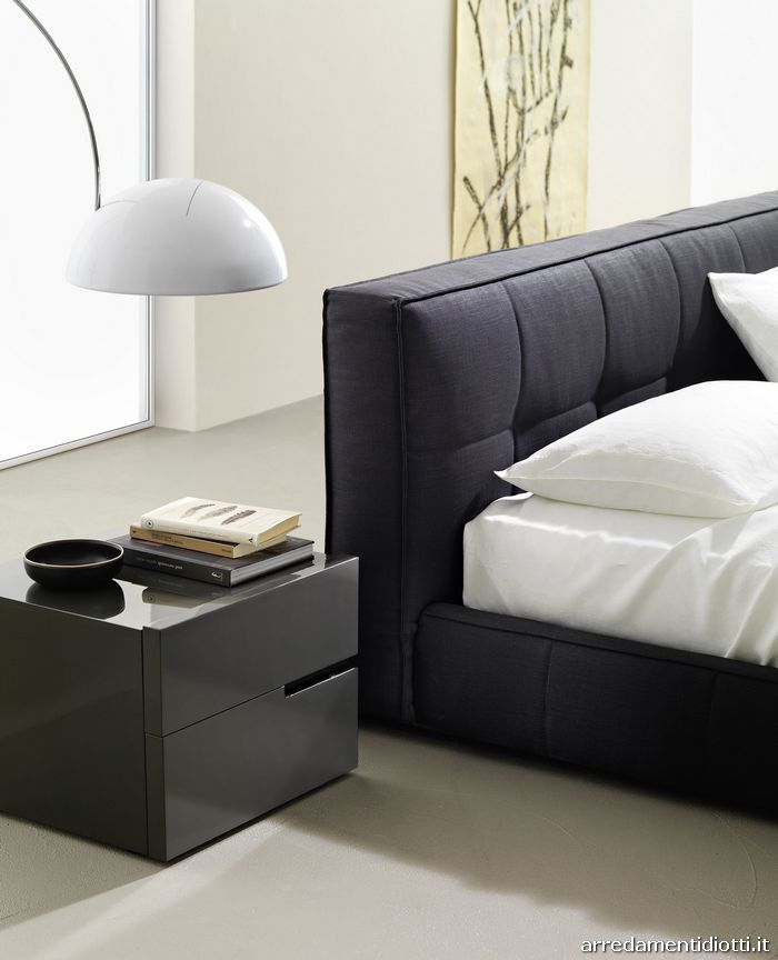 Letto Super Dream tessuto lavagna, comodini Fly laccato lucido antracite