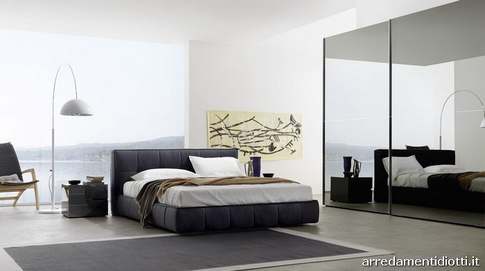 Letto Super Dream tessuto lavagna, comodini Fly laccato lucido antracite