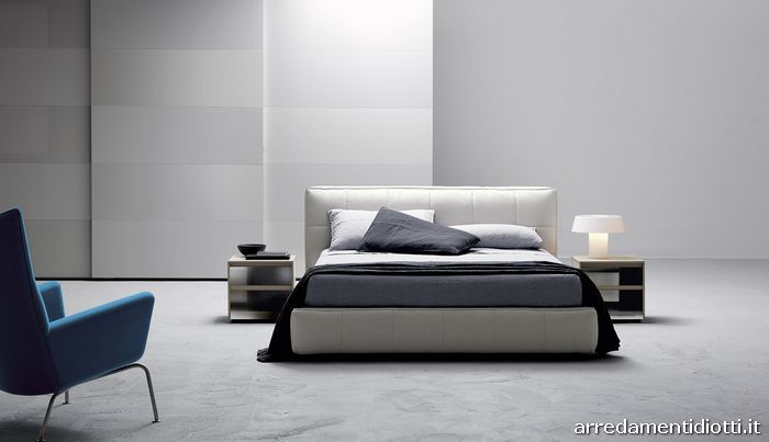 Letto Super Dream con rivestimento in tessuto grigio perla, comodini Pagu in materico juta e specchio dark