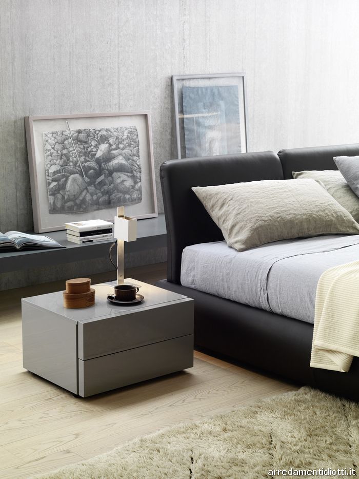 Letto Bambò in pelle nera, comodini Valeo laccato lucido ardesia.
