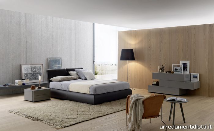 Letto Bambò in pelle nera, gruppo letto Valeo laccato lucido ardesia.
Tavolino Trio alto laccato opaco ferro