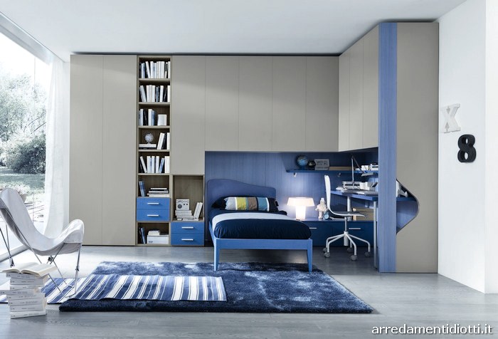 Il ponte ad angolo in rovere con la spalla sagomata, per creare strutture capienti sfruttando lo spazio ma tenendo un aspetto leggero per la cameretta.