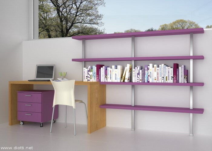 Una semplice scrivania in rovere abbinata alla moderna libreria laccata viola con montanti in alluminio. Un bel tocco di colore la cassettiera su ruote coordinata.