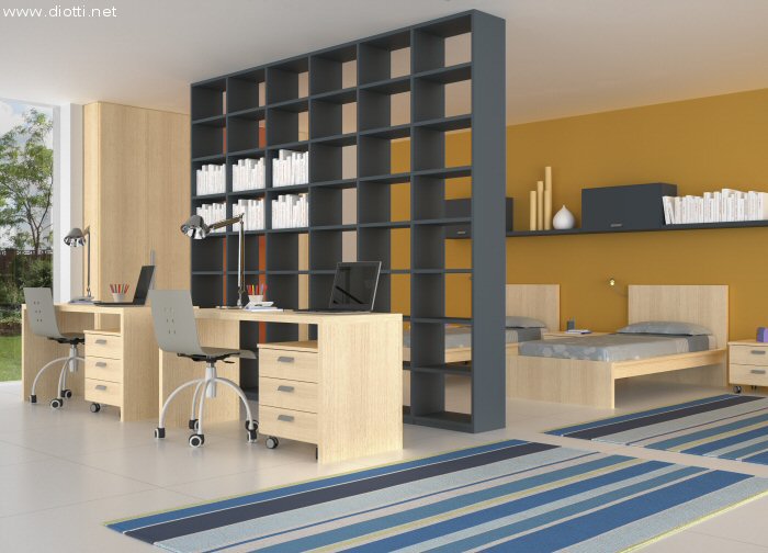 Doppia scrivania in rovere sbiancato con libreria laccata che arriva direttamente al soffitto.