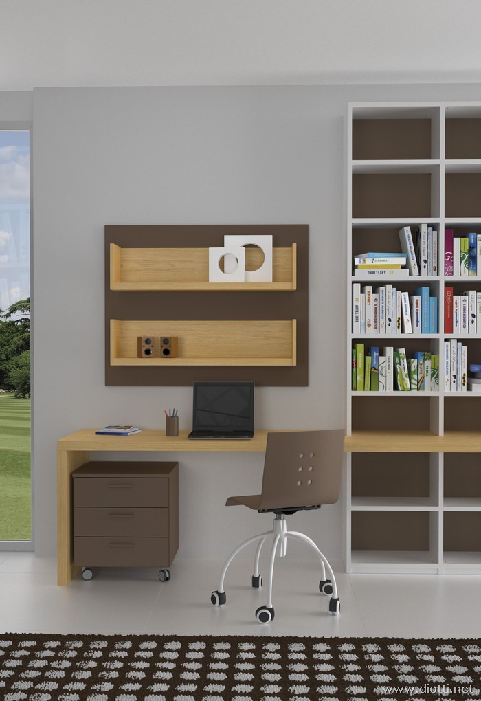 Bellissima lo scrittoio in rovere sbiancato spessore 5 cm. che si innesta sulla libreria con spalle e schienali laccati; le mensole con spallette laterali sono montate su un pannello boiserie sospeso