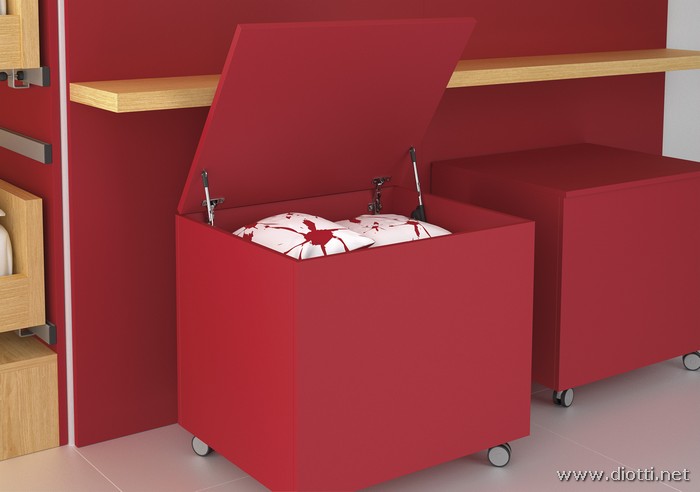 I simpatici box contenitori su ruote laccati rossi, apribili a ribalta.
