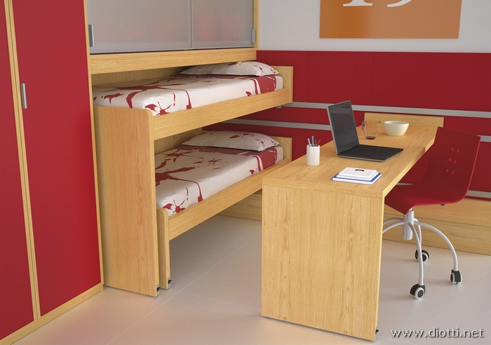 La grande scrivania scorrevole in rovere sbiancato offre un bel contrasto sulla boiserie laccato rosso.