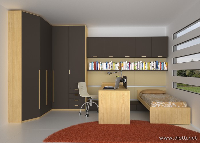 I contenitori pensili posti al di sopra di letto e scrivania scorrevoli si connettono all'armadio angolare con terminale: rovere sbiancato e laccato marrone scuro le finiture scelte.