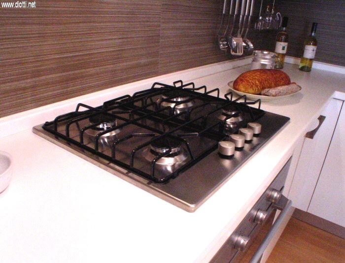 Il dettaglio sul piano cottura Electrolux ci permette di vedere pi da vicino anche l'alzatina del piano top.