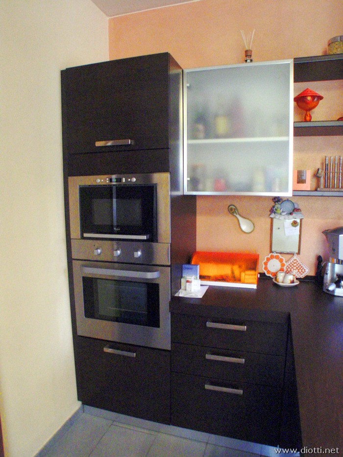 La colonna incasso forni con il forno tradizionale ed il il micro-onde; a lato la cassettiera con 2 cassetti ed 1 cestone.
