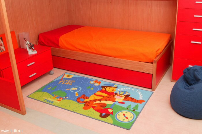 My Friends Tigger and Pooh con una composizione a soppalco della cameretta Young, ciliegio e rosso.