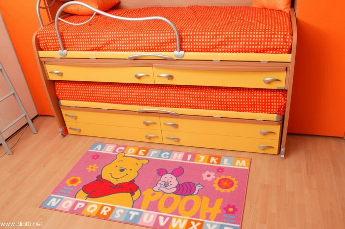 Winnie the Pooh davanti ai letti Space della collezione Sirius di Moretti Compact