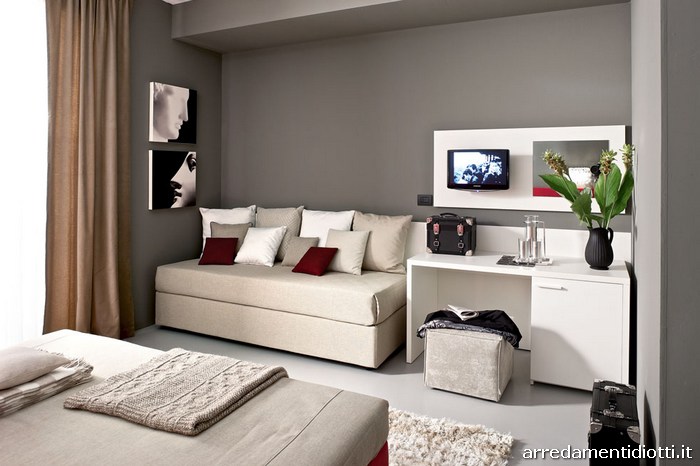 Seipersei-camera-hotel-sommier-imbottito-terzo-letto-half