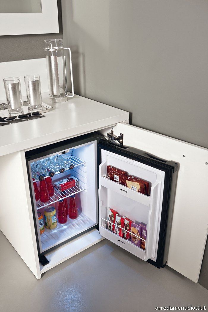 Seipersei-camera-hotel-scrittoio-con-frigo-bar-half