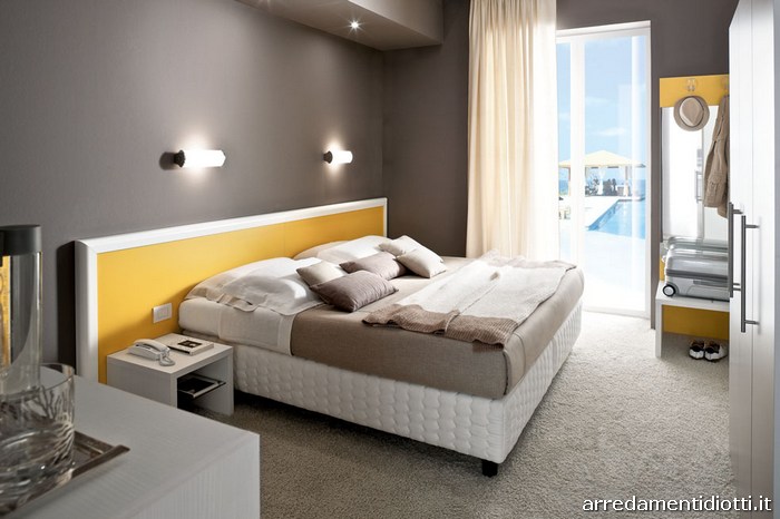 Seipersei-camera-hotel-letto-boiserie-ocra-cornice-bianca-big