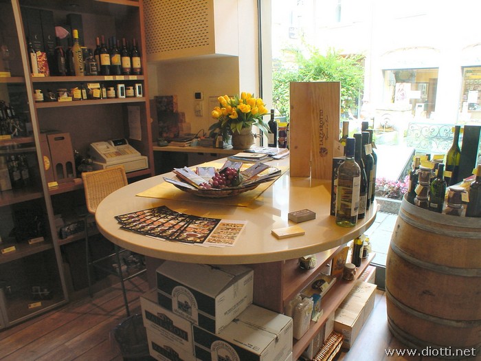 Sotto al piano in Okite per display e degustazione sono stati ricavati altri spazi espositivi visibili dalla vetrina.
