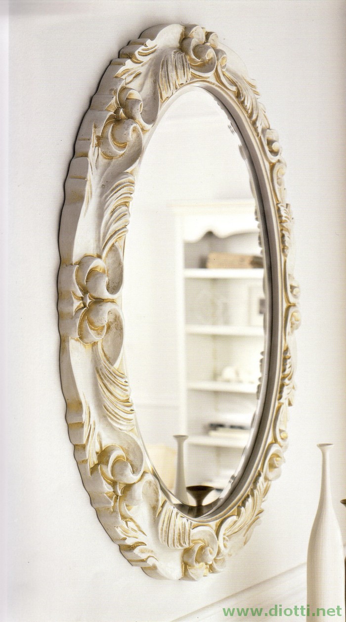La specchiera ellittica 6173 in finitura laccata bianco ed oro, di misura cm. 67x87