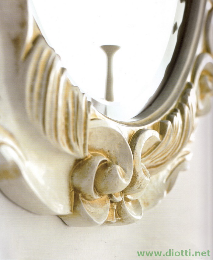 ...ed infine un particolare ravvicinato della finitura laccata bianco ed oro.