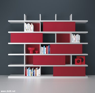 Ecco una composizione di libreria con piani orizzontali. Completamente laccata bicolore monta delle ante scorrevoli ed alcuni vani con schiena laccata.
