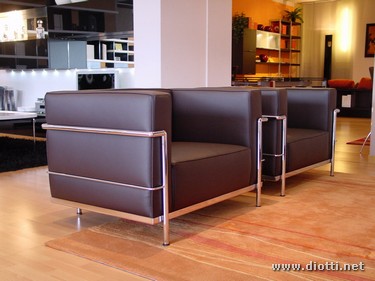 La poltrona LC3 di Le Corbusier ci mostra la rigorosit del suo design in questa vista di 3 quarti con le 2 poltrone accostate.