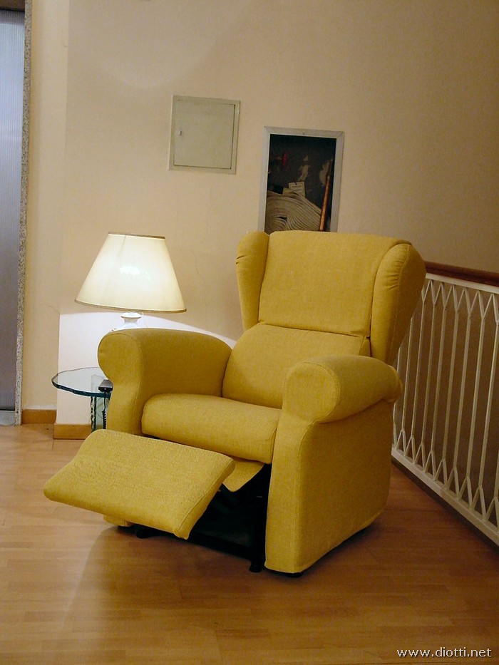 La poltrona relax Bergere, reclinabile motorizzata, in posizione intermedia, con schienale e pediera parzialmente alzati/abbassati.