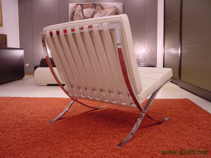 In questa immagine e nella seguente la raffinatezza tecnica della collezione, sia in termine di strutture cromate che di lavorazione della pelle: da notare le cinghie di cuoio che offrono alla poltrona Barcelona la comodit per cui  famosa.